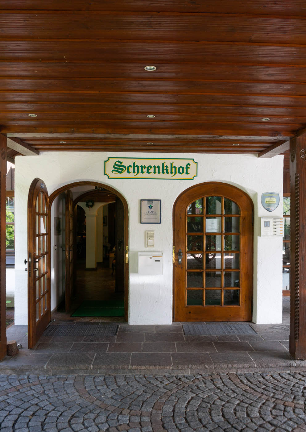 Eingang Hotel Schrenkhof Unterhaching